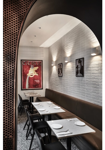 Experience the Essence of Venetian Design and Hospitality at Bar Cicheti, Singapore, design by Studio Königshausen. This Singaporean gem features a minimalist interior adorned with classic bistro elements, paying homage to Venetian Gothic architecture. 